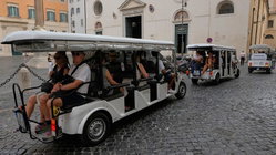 Major city eyes crackdown on golf cart tours as furious locals push back Architect Gold Coast